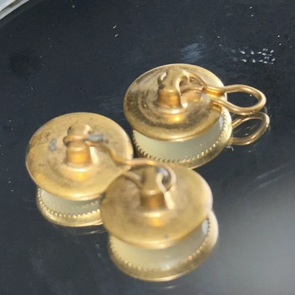 Vintage gold tone round‎ cuff links with faux mother of pearl “stones”